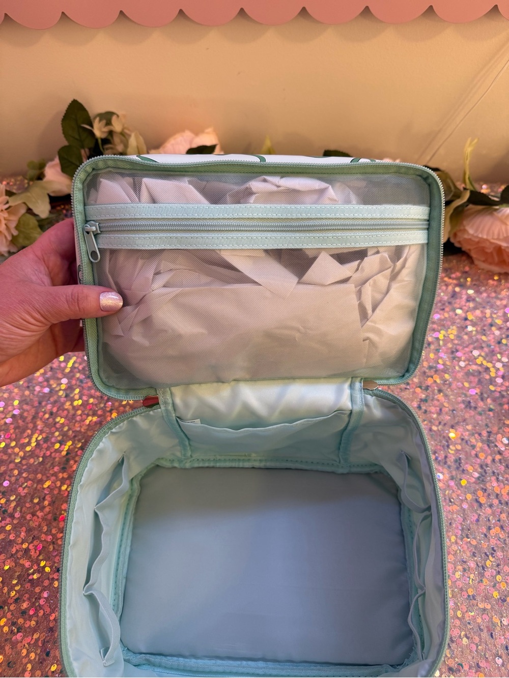 NWT Tender Love + Carry Travel Vanity Bag in “Green Bows” Pattern - Picture 12 of 12